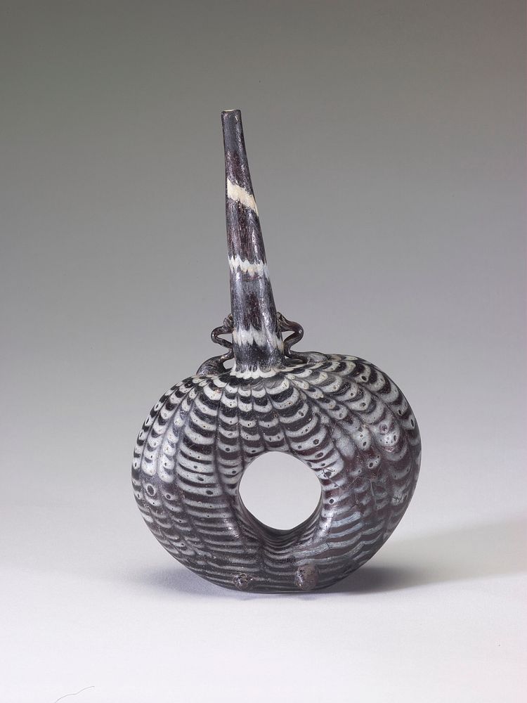 Perfume Sprinkler with Design of Marvered White-Trail Feather Pattern