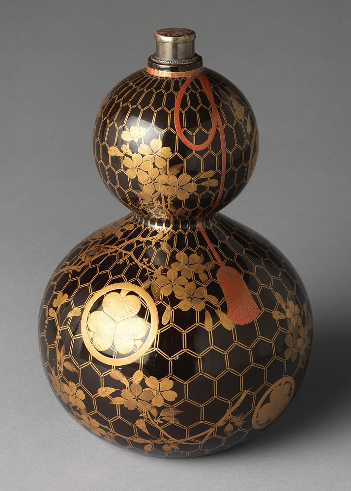 Gourd-shaped Sake Bottle with Cherry Branches, Net, and Tokugawa Family Crests