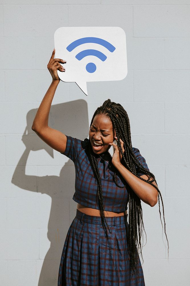 Speech bubble sign mockup, cheerful black woman psd