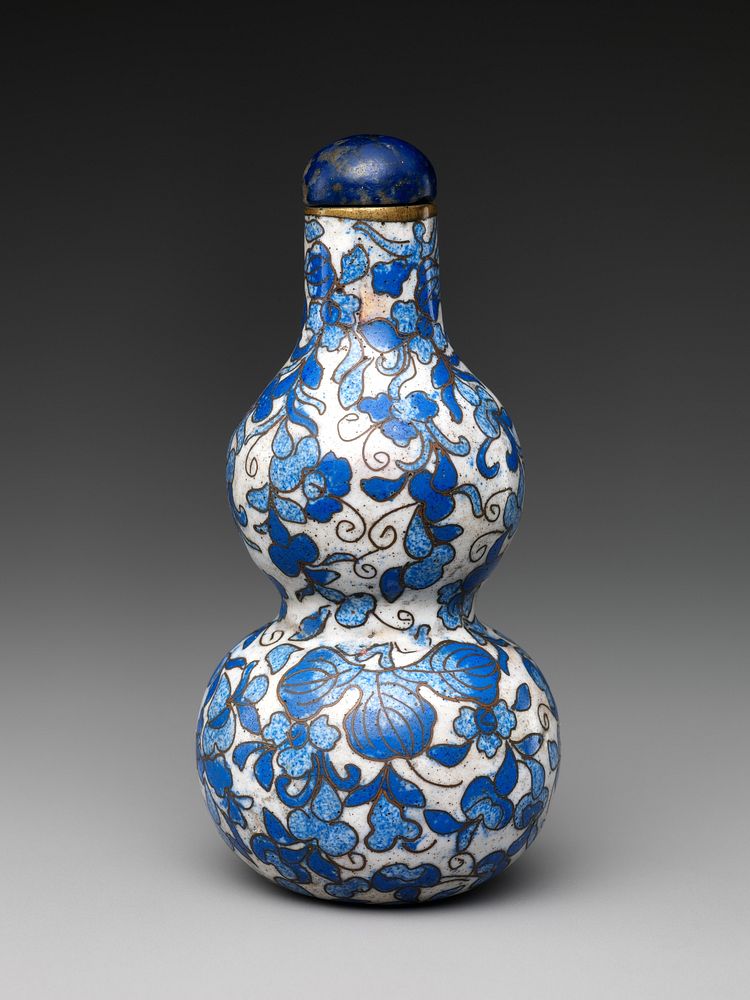 Snuff bottle in the shape of a gourd, China