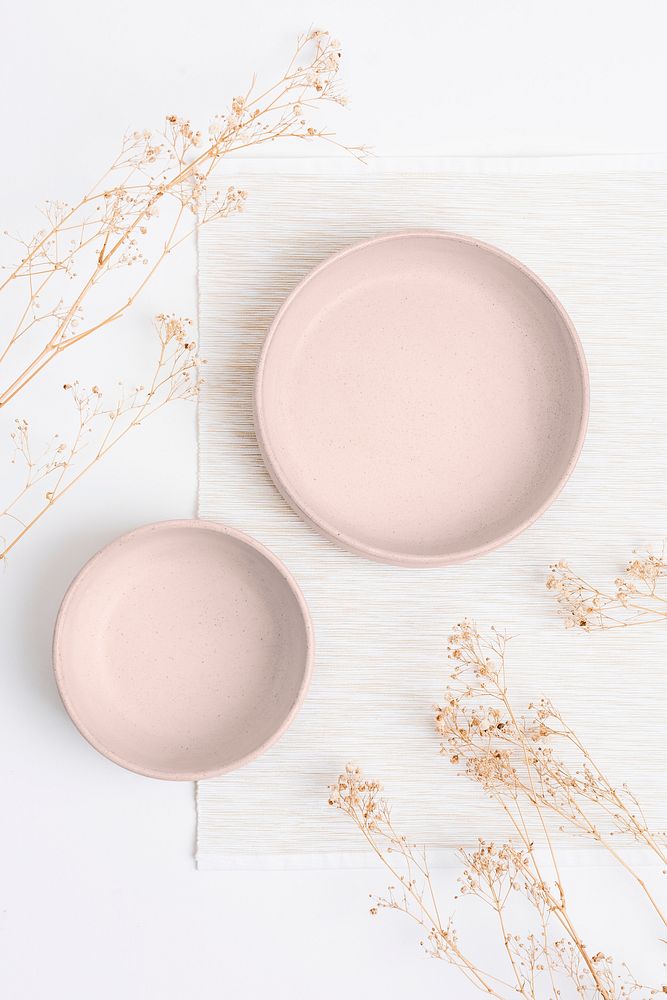 Pink plate psd mockup in flat lay style with dried flowers