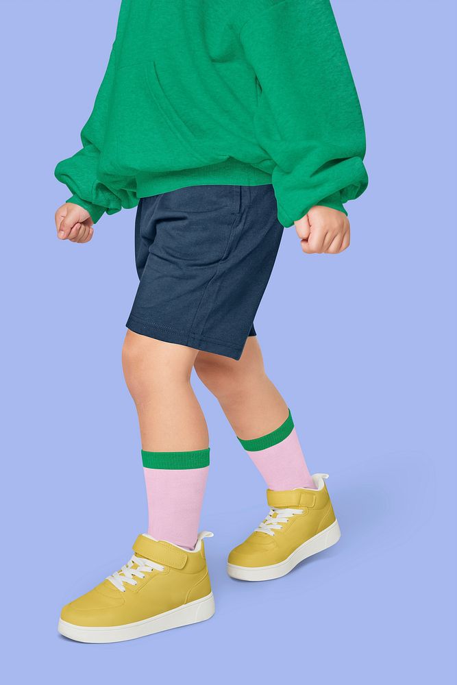 Psd boy wearing green sweatshirt with sneakers mockup studio shot