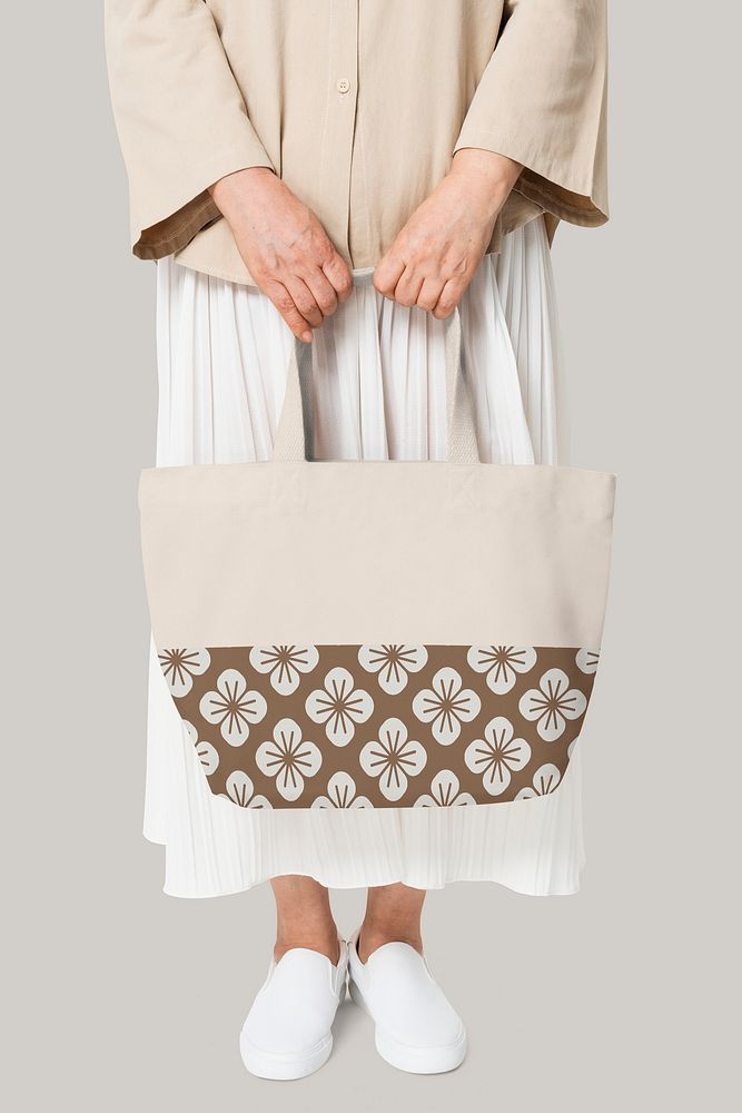 Beige tote bag mockup psd with floral pattern casual apparel