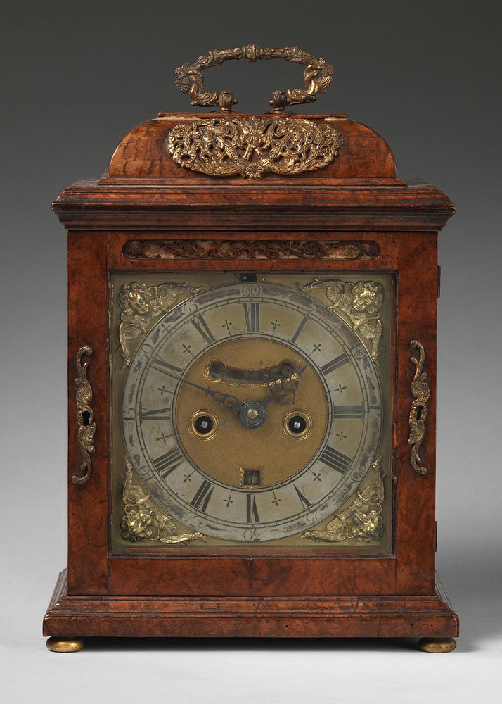 Table or bracket clock