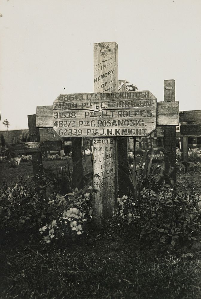 Photograph of grave of Private H. J. Rolfes and 4 other NZ soldiers (1928).