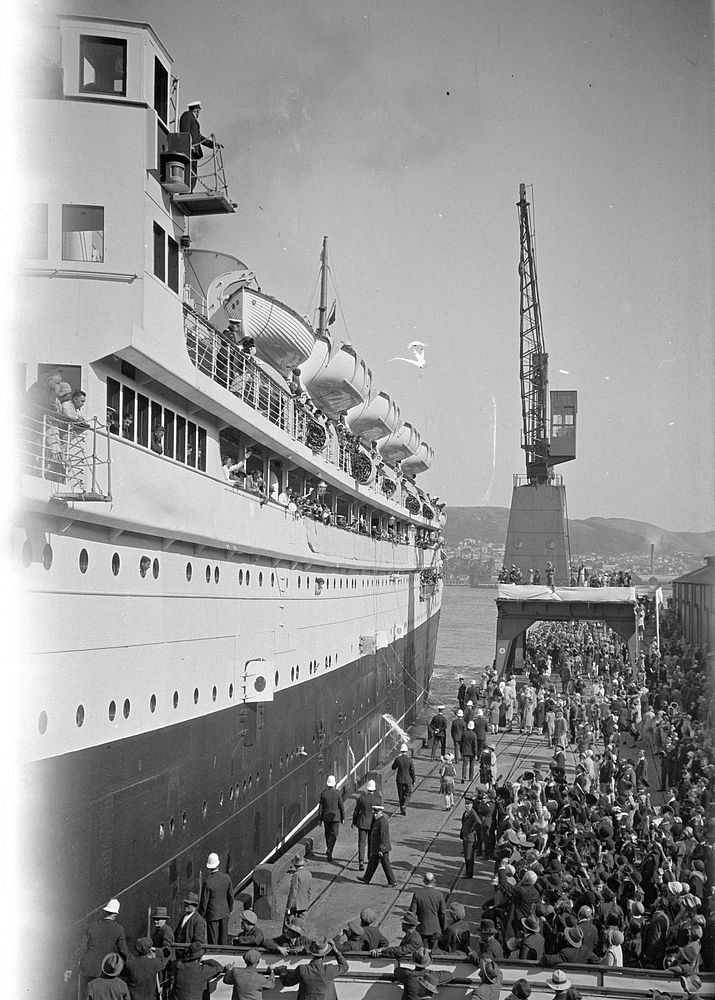 [Arrival of the Governor-General] (12 April 1935) by Roland Searle.