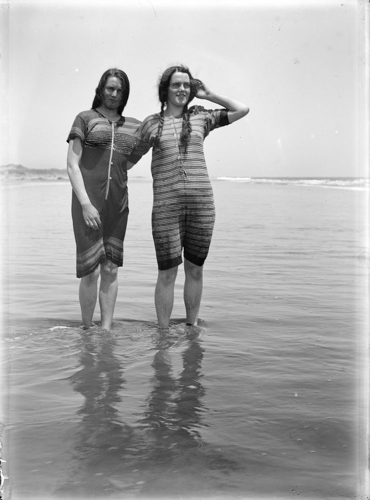 Marjorie and Dora (26 December 1912) by Leslie Adkin.