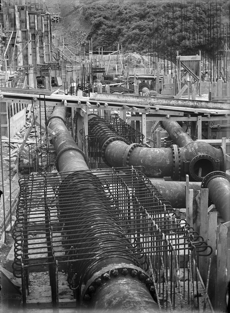 Water pipes during construction (28 January 1923) by Leslie Adkin.
