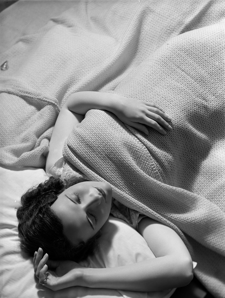Publicity photograph for Aircell Blankets (1936-1937) by Gordon Burt and Gordon H Burt Ltd.