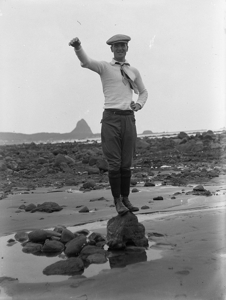 Wee Drappie on a rock (20 December 1915) by Leslie Adkin.