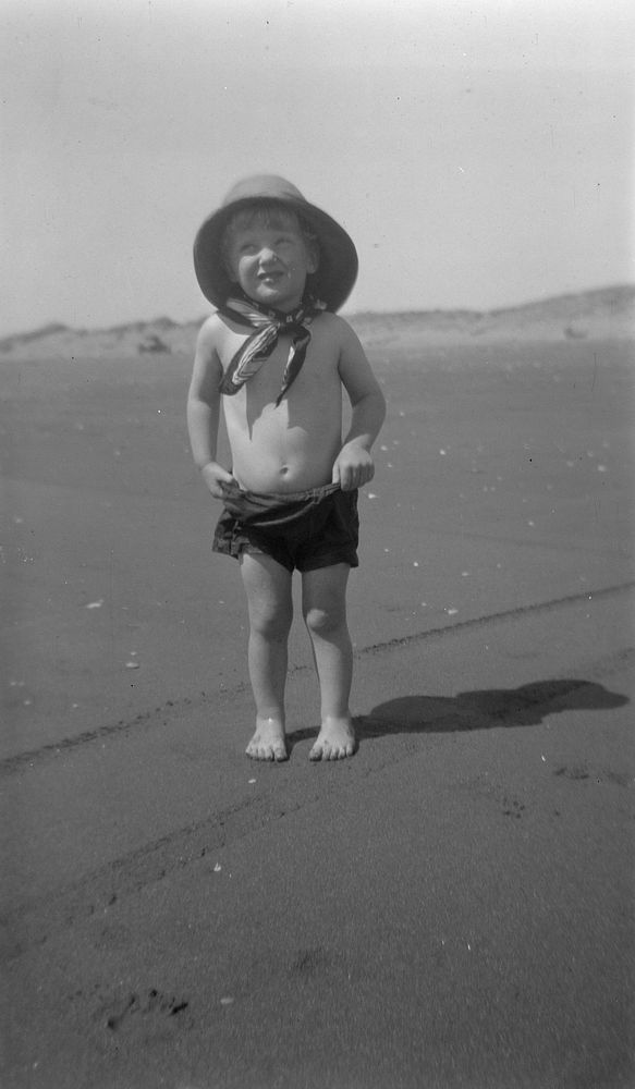 Waitarere Beach (01 January 1931) by Leslie Adkin.