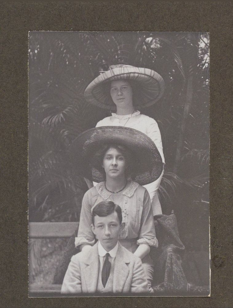 Maria Gonggrijp met een jongen en een jonge vrouw (1910 - 1914) by anonymous