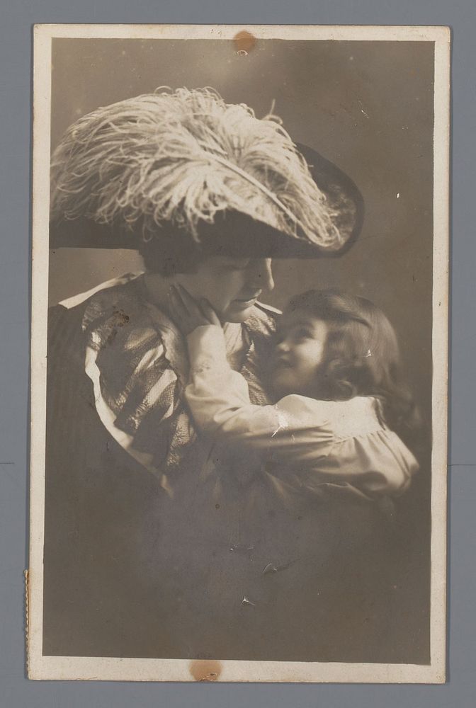 Prentbriefkaart met foto van een moeder met hoed en een kind in haar armen (c. 1880 - before 1912) by anonymous and Photo…