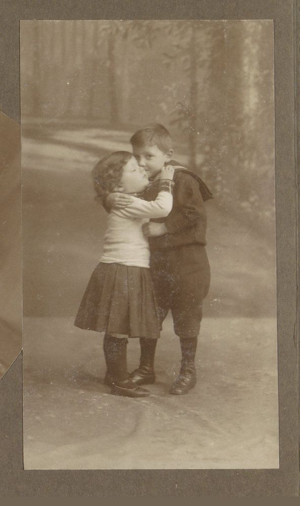 Portret van twee kinderen Vermeulen, elkaar kussend (c. 1900 - c. 1920) by Cornelis Johannes Lodewicus Vermeulen