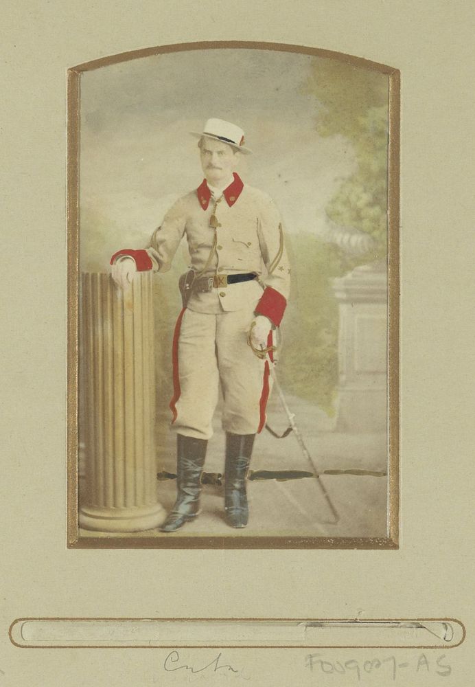 Portret van een (vermoedelijk) Cubaanse militair, staand (1870 - 1900) by A A Cohner