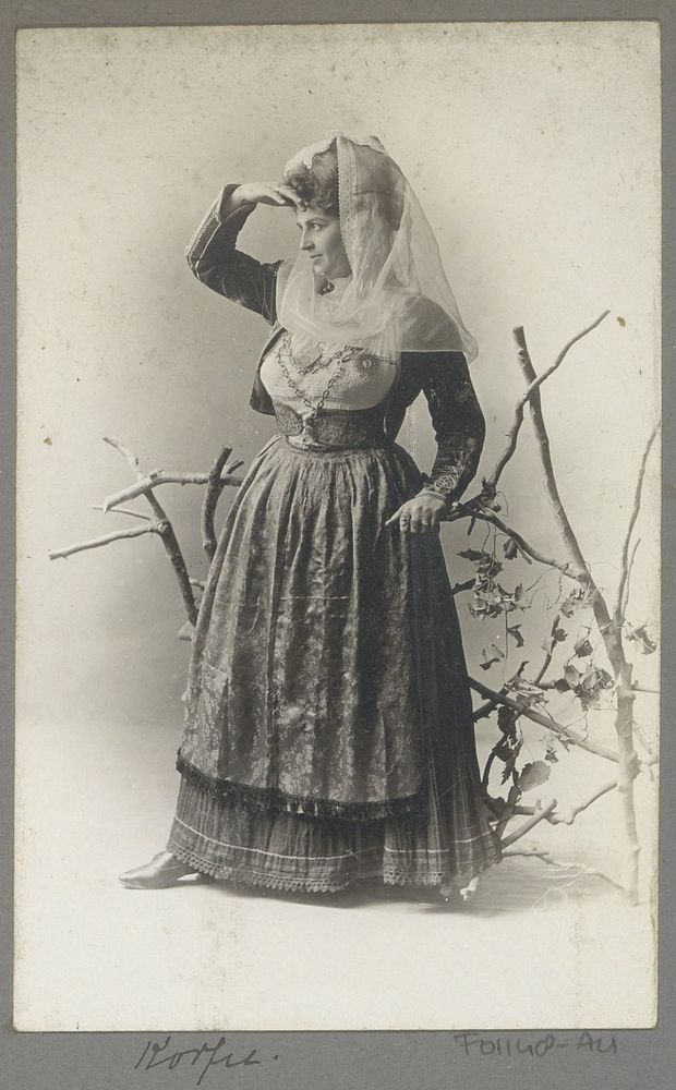Portret van een vrouw van Corfu (c. 1895 - in or before 1905) by anonymous