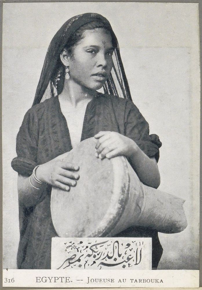 Portret van een Egyptische vrouw met een darboeka (c. 1895 - in or before 1905) by anonymous