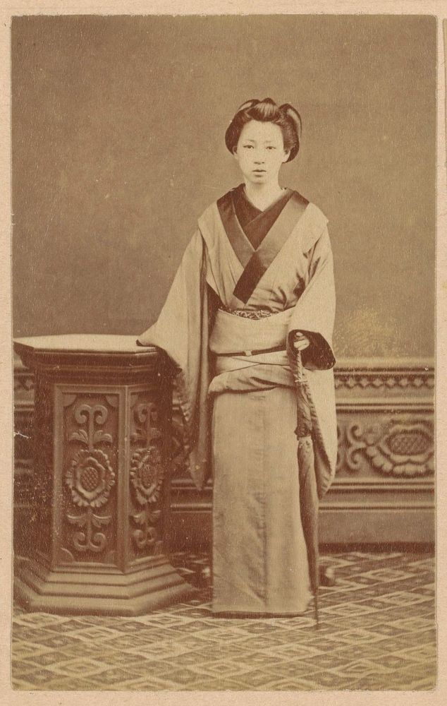 Portret van een onbekende Japanse vrouw met paraplu (1885) by anonymous