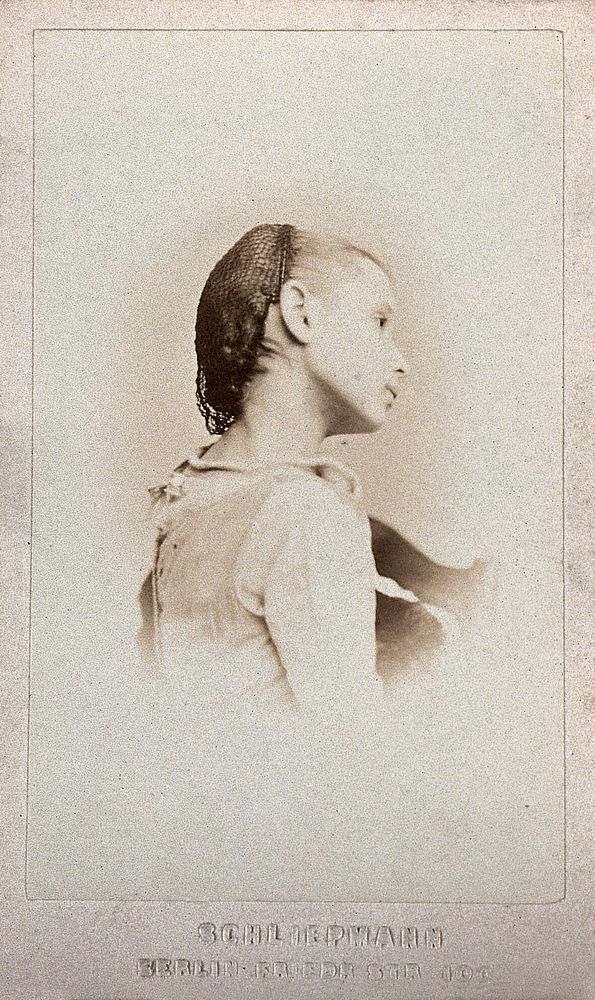 A girl wearing a hairnet, in profile: a vignetted head-and-shoulders portrait. Photograph by O. Schliepmann, 1870/1890.