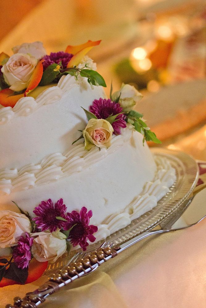 Wedding cake with rose. Free public domain CC0 photo.
