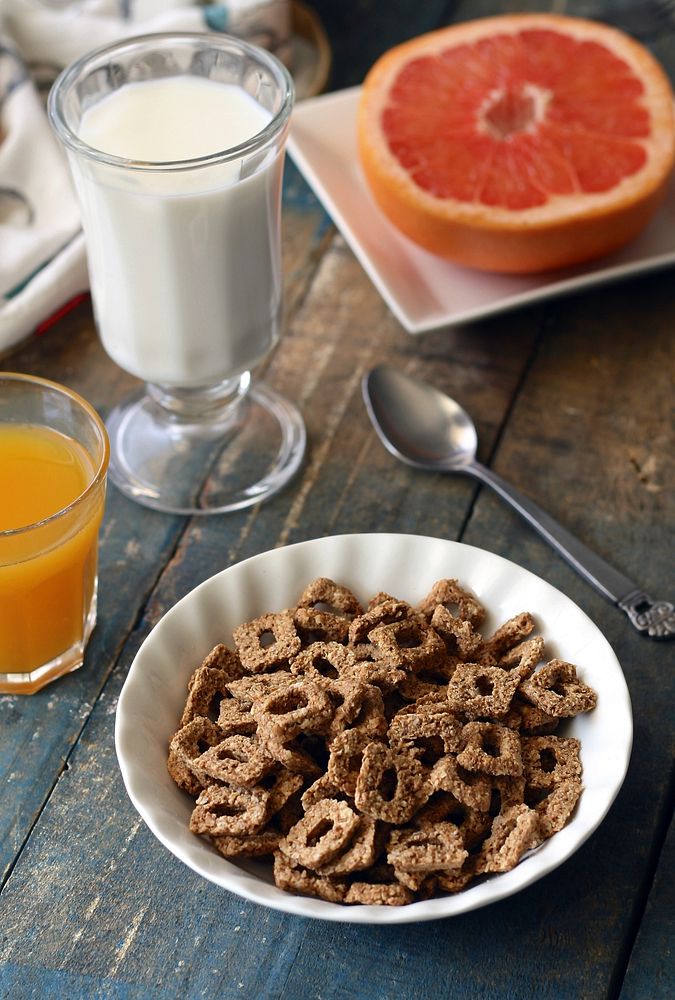 Brekfast set, cereal, milk, and grapefruit. Free public domain CC0 image