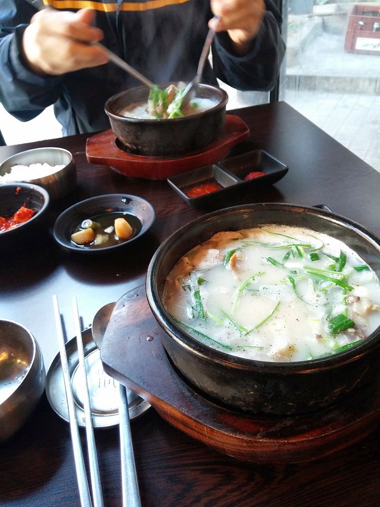 Seolleongtang beef bone soup, food image. Free public domain CC0 photo.