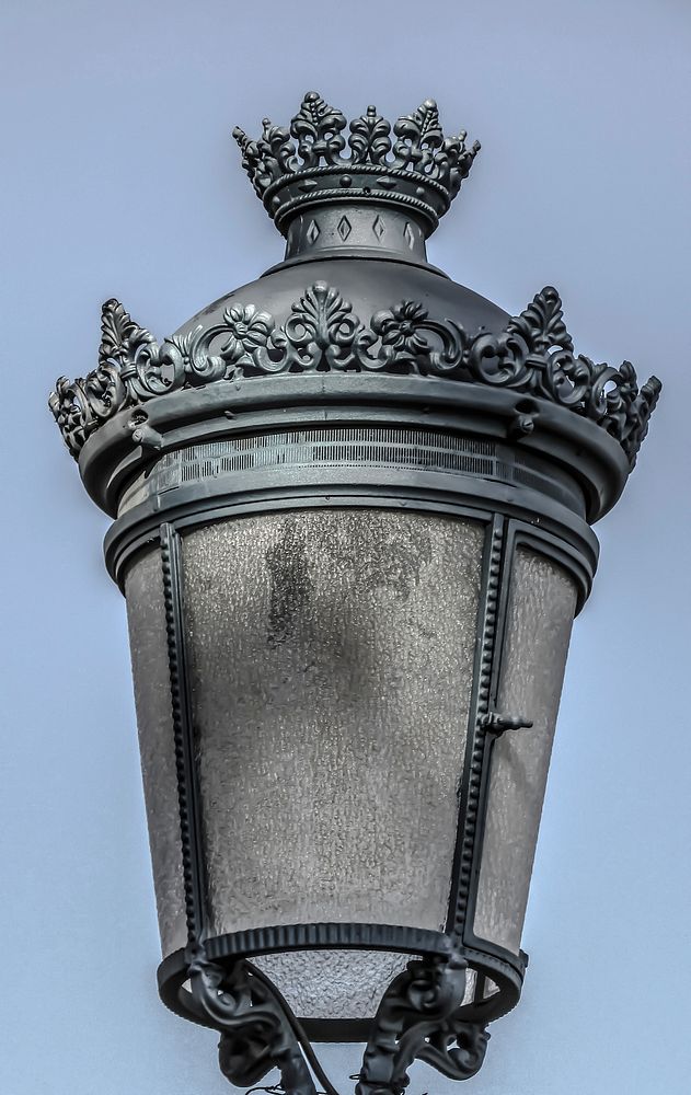 Old-fashioned street lamp. Free public domain CC0 photo