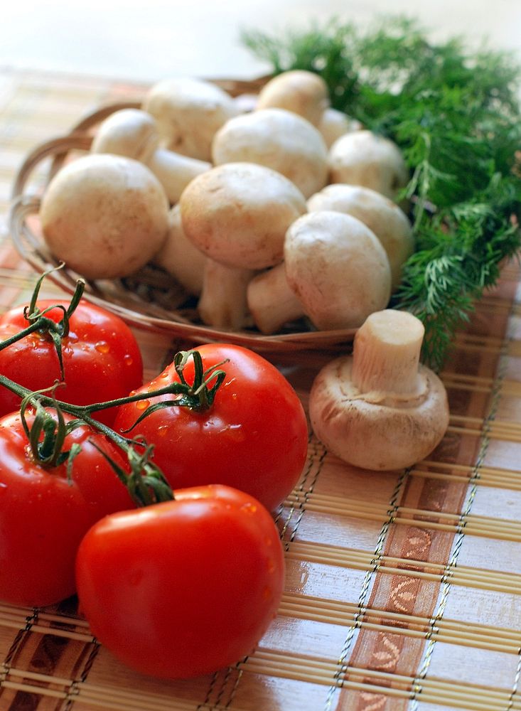 Fresh white mushrooms & tomato on a table. Free public domain CC0 photo.