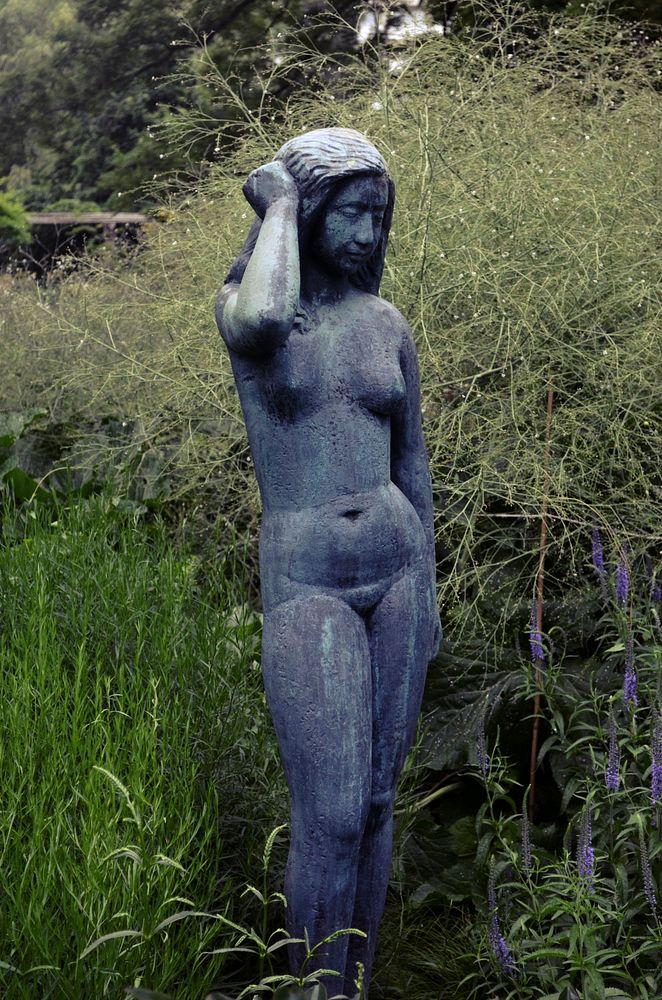 Nude woman statue. Free public domain CC0 photo.
