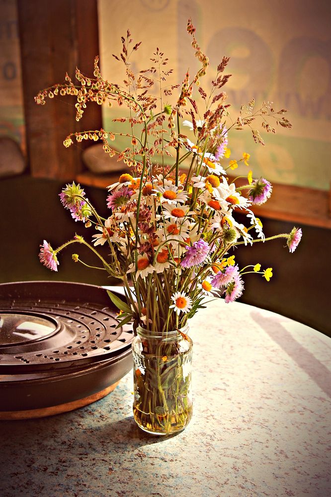 Flower vase, home decor. Free public domain CC0 image.