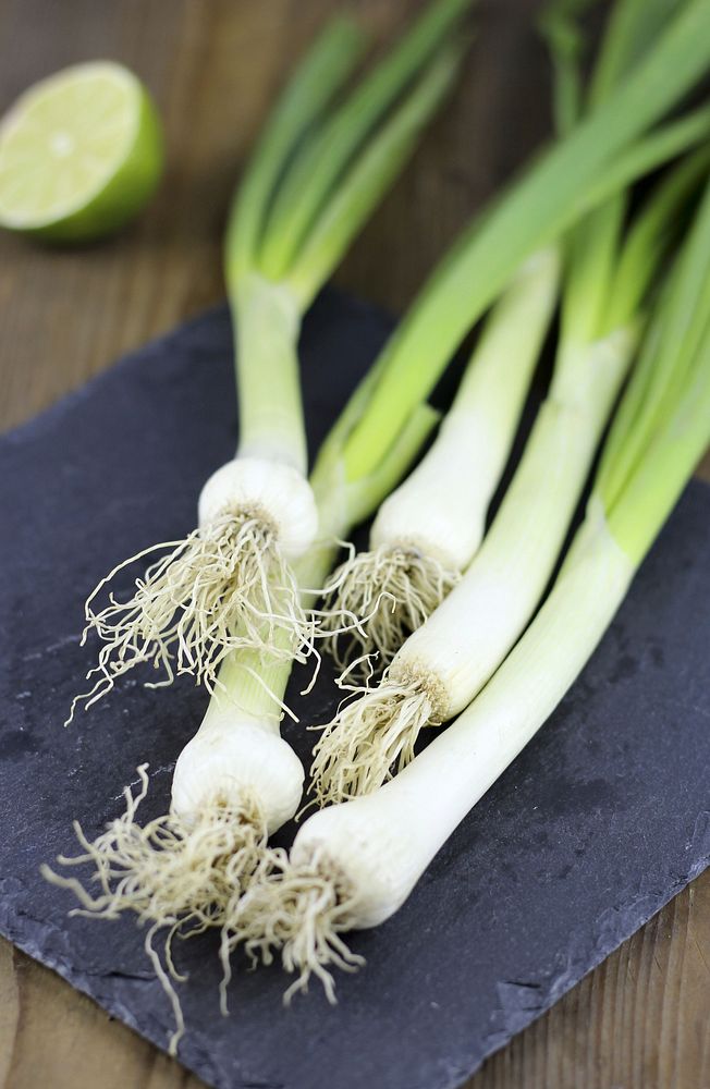 Green spring onions, organic vegetable. Free public domain CC0 image