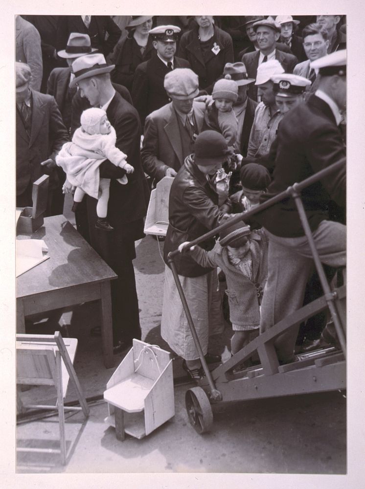 [Minnesota families boarding ship in San Francisco]. Sourced from the Library of Congress.