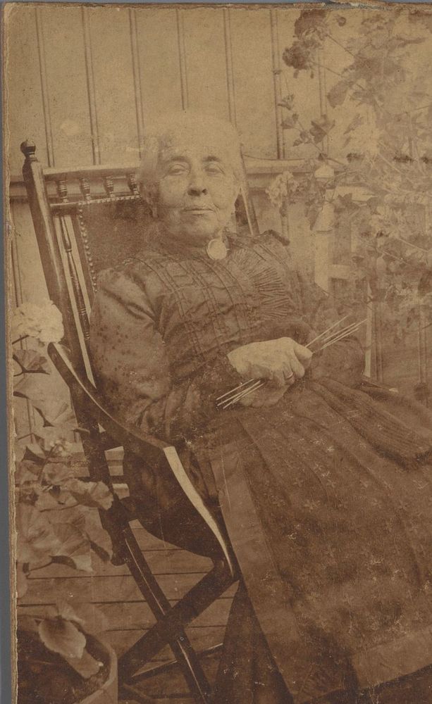 Portret van een onbekende oude vrouw in een stoel in een tuin (c. 1905 - c. 1915) by anonymous