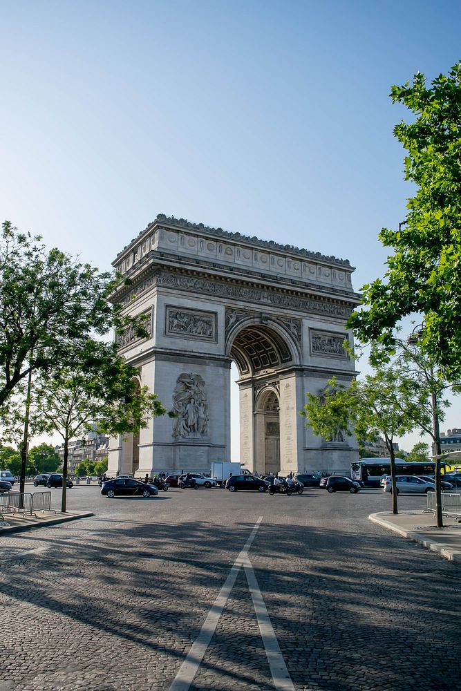 Landscape view of Arc de Triomphe with cars on road