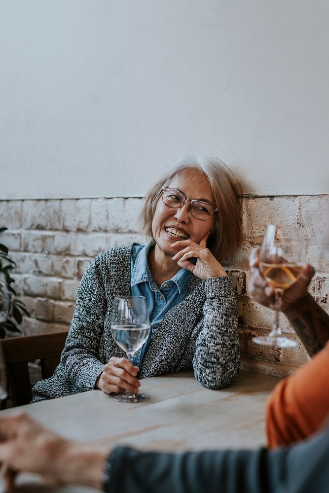 Retired couple drinking wine at bar