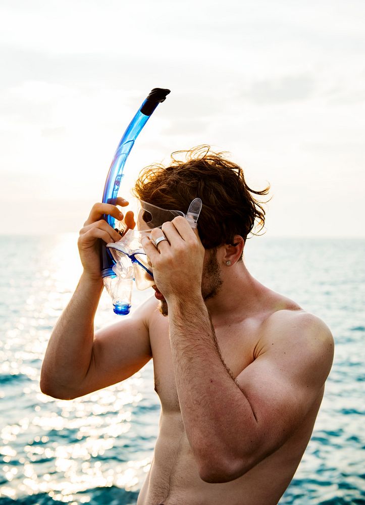 Caucasian guy preparing for snorkeling