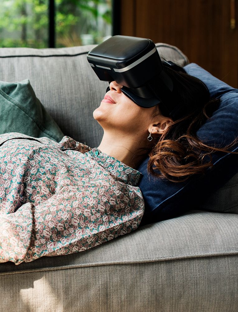 People enjoying virtual reality goggles