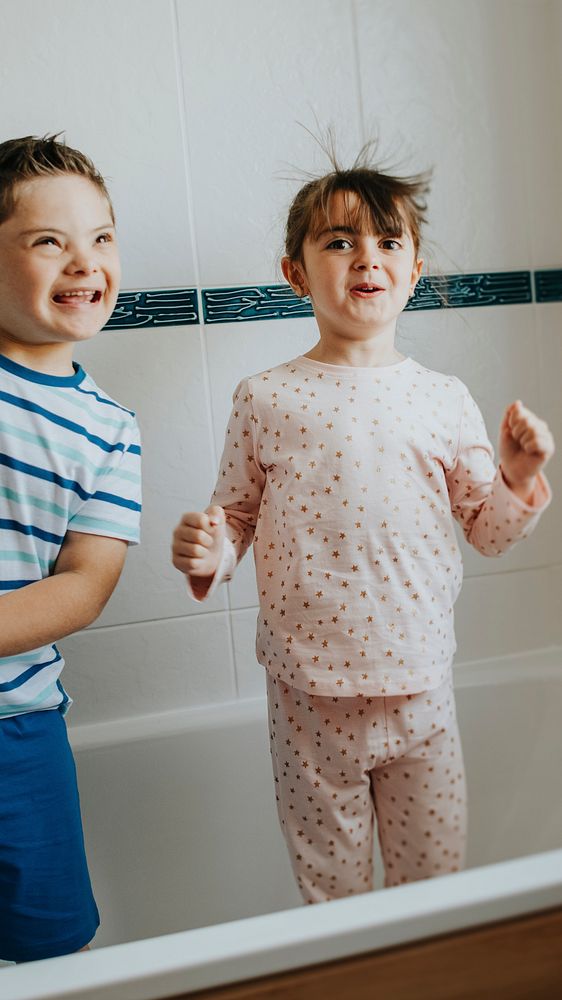 Sister and brother playing peekaboo in the bathroom mobile phone wallpaper