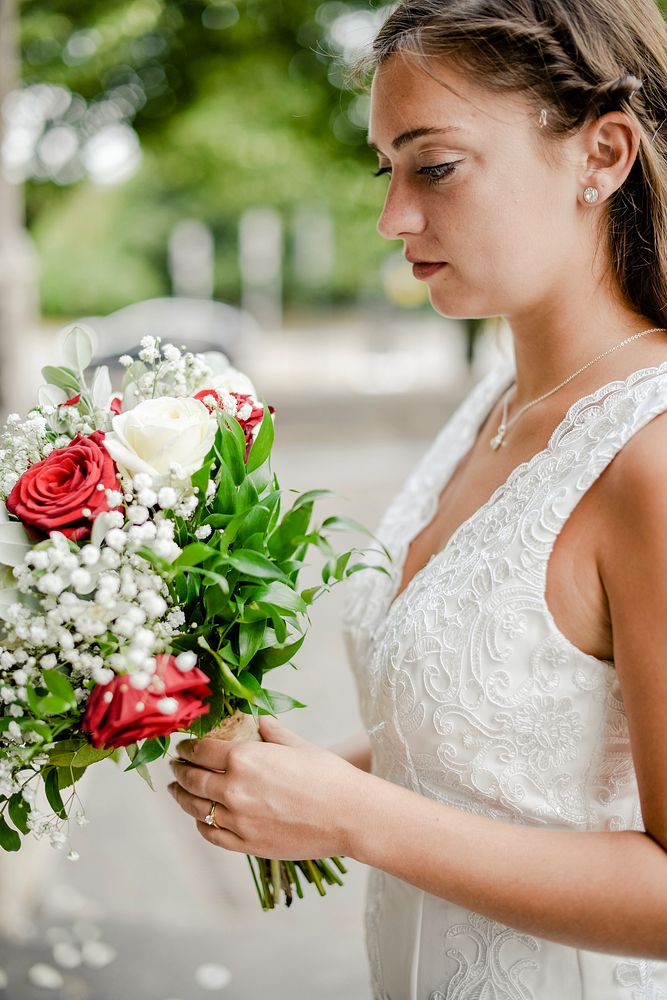 Bride with a bouquet of roses | Photo - rawpixel