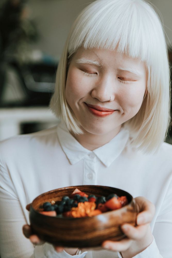 Albino girl having a healthy breakfast at a cafe