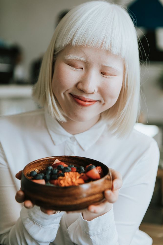 Albino girl having a healthy breakfast at a cafe