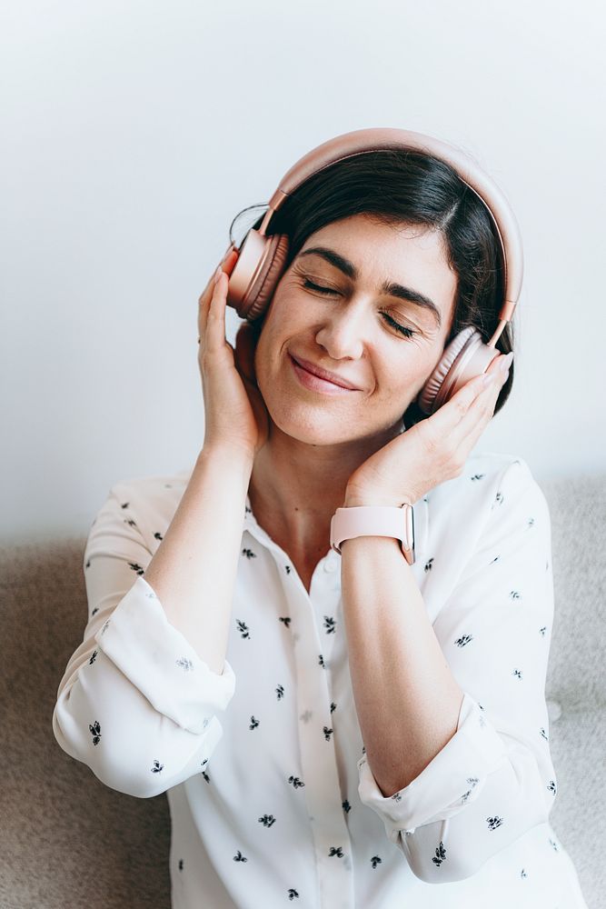 Happy woman headphones couch | Premium Photo - rawpixel