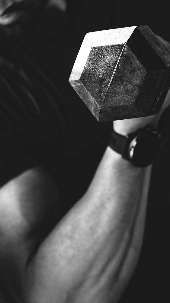 Bodybuilder lifting dumbbells in the gym mobile phone wallpaper