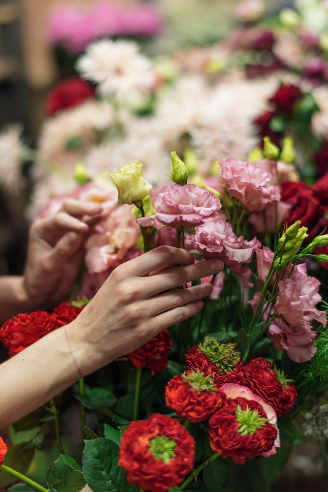 Woman arranging a bunch of Rozen flash eye