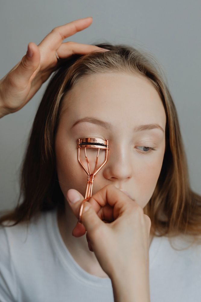 Beauty blogger curling her model eyelash