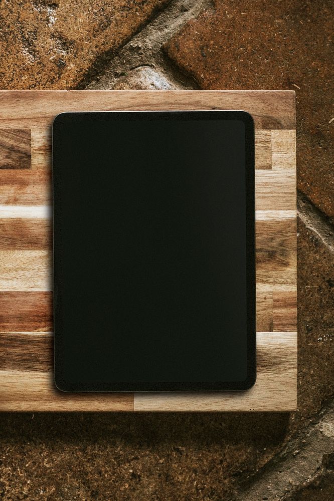 Psd black digital tablet mockup on a wooden board flatlay