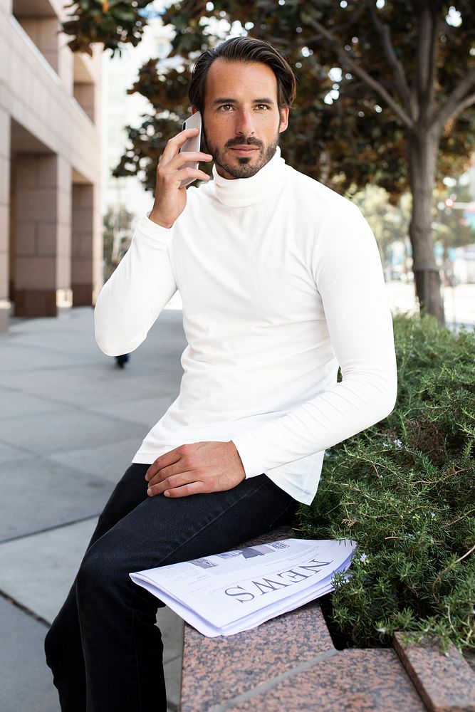 Businessman in turtleneck mockup psd talking on the phone in the city