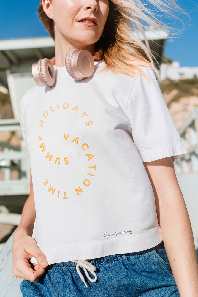 White t-shirt mockup psd with summer vacation beach apparel shoot