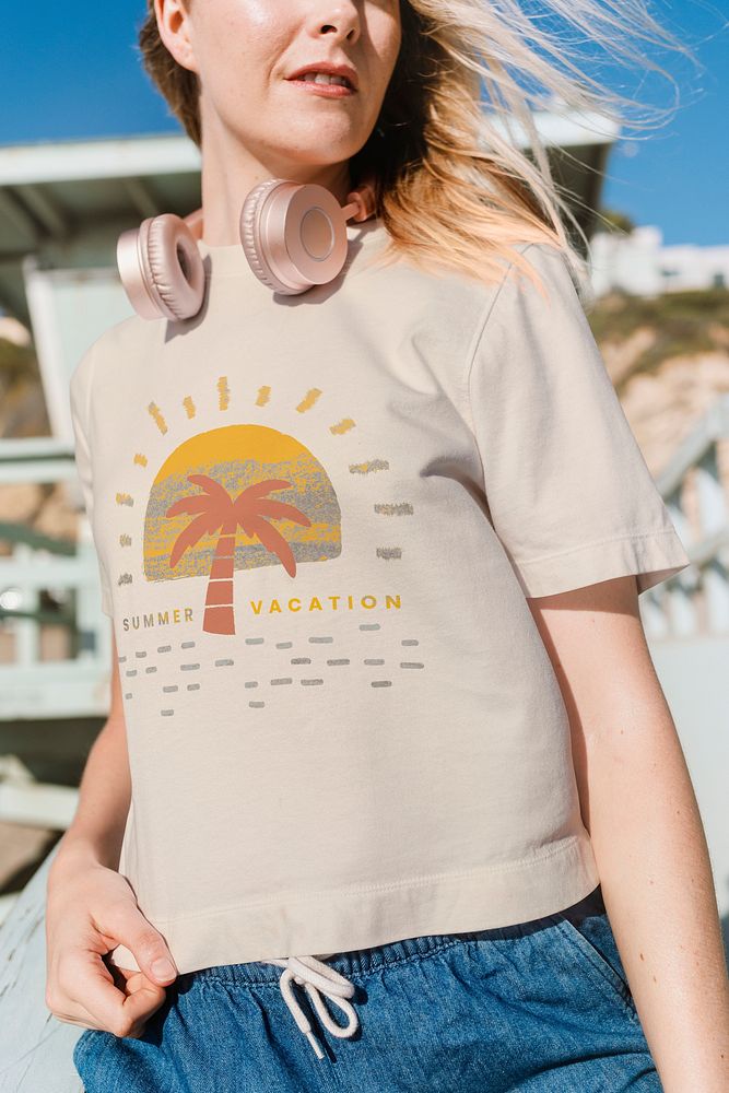 Beige t-shirt mockup psd with summer vacation beach apparel shoot