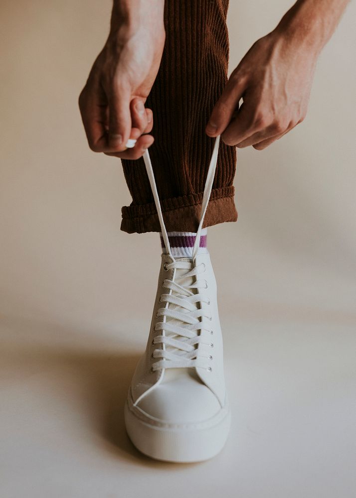 Psd model tying shoelaces high top sneaker